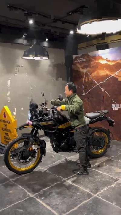 Short king driving Himalayan 450