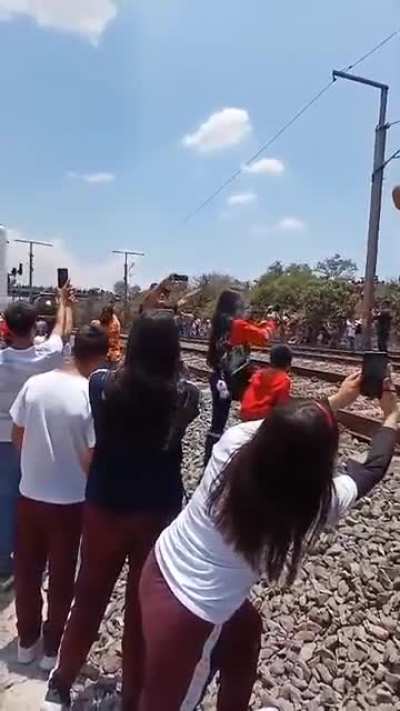 HMBC while I take a selfie in front of an incoming train