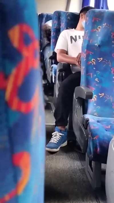 Salta: Pareja de enamorados intimó en pleno bondi interurbano y frente a las miradas de los pasajeros