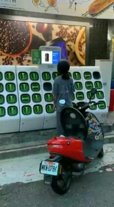Electric scooter with swappable batteries in Taiwan ⚡️