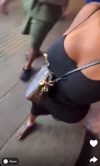 Grosse vue sur ses seins 