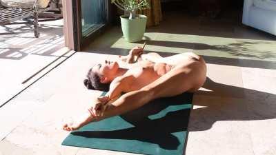 Splits are fairly common by now, but Sophia is impressive