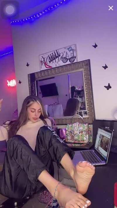 Raneesa Marrero @theyhatetooseeit was live from Feet 👣 Friday!!