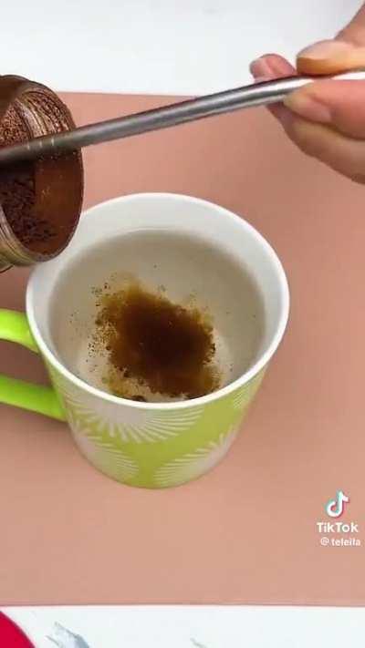 Gringa descubre lo que es una bombilla