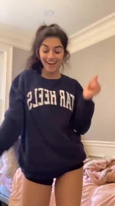 Dm if u know her sareena kansra feeding