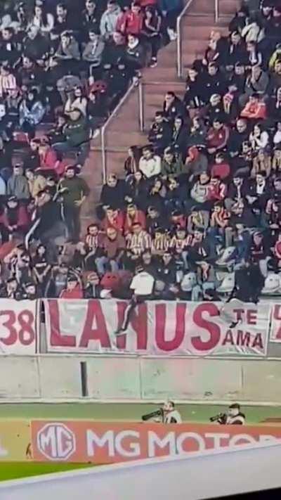 Un hincha de Estudiantes tiró a otro a la fosa porque manoseó a su novia durante el partido por la Copa Sudamericana