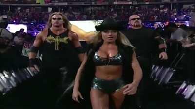 Toned legs shaking when she walks...🥵