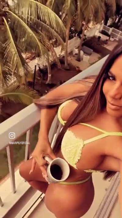 Tomando café maripily 