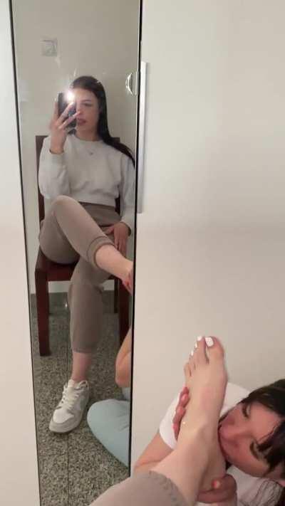 My college roommate love to worship my feet after study