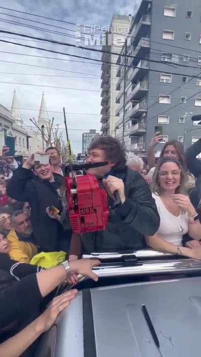 Milei saca la motosierra durante una caravana en Olavarría, Argentina.