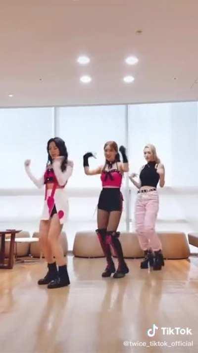 211123 TikTok Update - NAYEON & CHAEYOUNG's #scientistchallenge with @JEON SOMI 🧪🥽❤