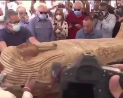 The mummy tomb, which has been sealed for 2500 years, has been opened for the first time.