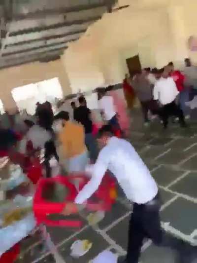 📍Amroha , Uttar Pradesh | A wedding celebration turned into a full blown wrestling arena. When a dispute over missing chicken leg pieces in the biryani escalated into a massive brawl inside the banquet hall