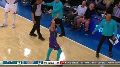 [Highlight] Jalen Brunson levels James Bouknight with a blow to the back of the head, refs call no foul, Bouknight heads to the locker room shaken up and grabbing his head/neck area.