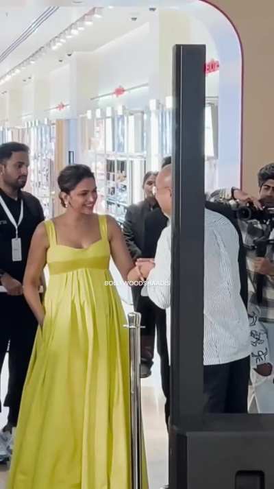 Deepika Padukone flaunts her grown baby bump. 

