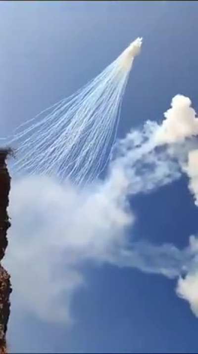 US Army uses white phosphorus artillery rounds against SAA + allies in the khusam pocket, backing the DMC SDF fighters.