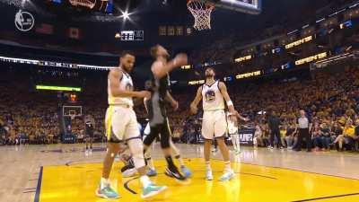 [Highlight] Keegan Murray gets hit in the face by Draymond Green; De'Aaron Fox and Draymond both get a tech after