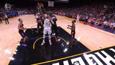 [Highlight] A Phoenix fan yelling at Giannis saying: 