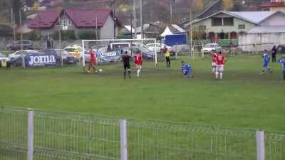 Picture perfect scorpion kick in the Romanian third tier