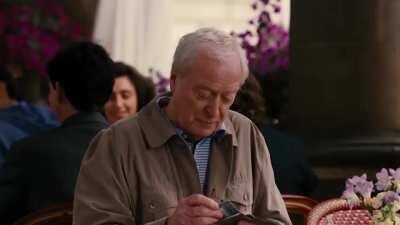 POV estás en la terminal de retiro tomandote un café