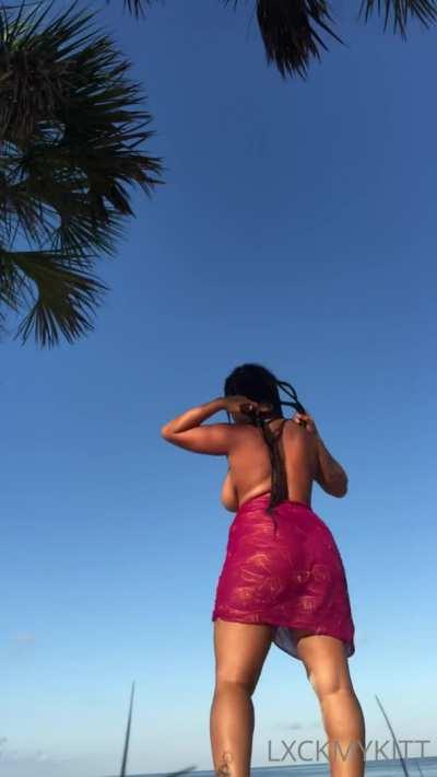 Love those 🥵tits out in the wild🔥