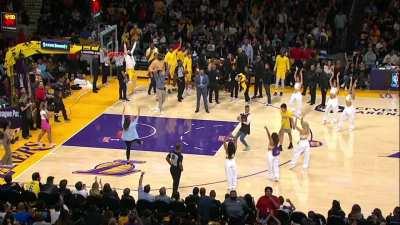 [Highlight] A 15-year old fan hits the 3 and gets a Mike Breen 