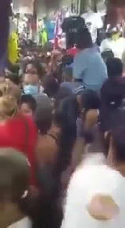 Even though Argentina is one of the hardest-hit countries by coronavirus, people in the Province of Buenos Aires crowded this counterfit clothing mall. The government continues to ignore these transgresions