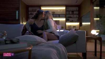 Nanda Costa (37) & Paolla Oliveira (42) - 