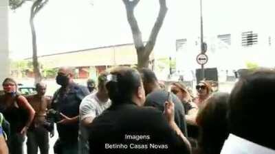O homem agredido com a placa da Marielle Franco foi retirado do local pela PF enquanto o agressor permaneceu no local