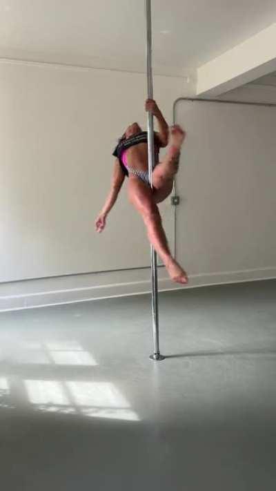 All I’m staring at is my foot… 😤