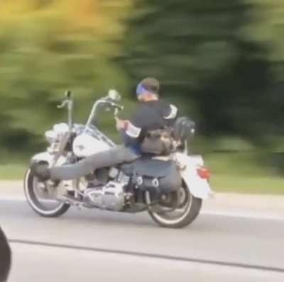 Here, lemme just send this important text message while going 90 on the freeway.. 🤦‍♂️