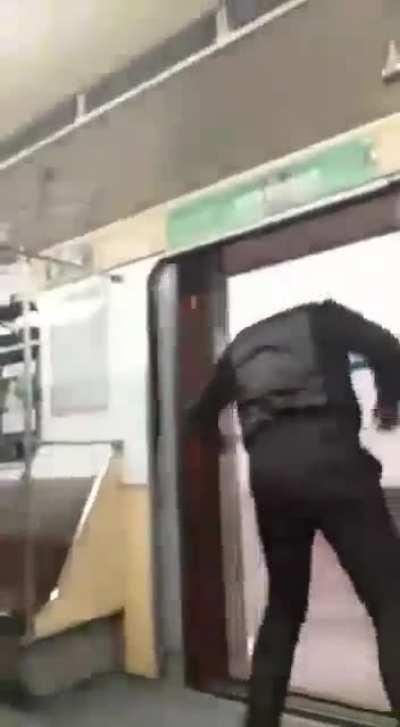 Что с чуваком в красном?