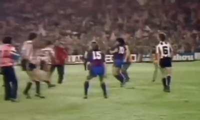 Maradona siendo Maradona, en el Barcelona de 1984 en la Copa del Rey.