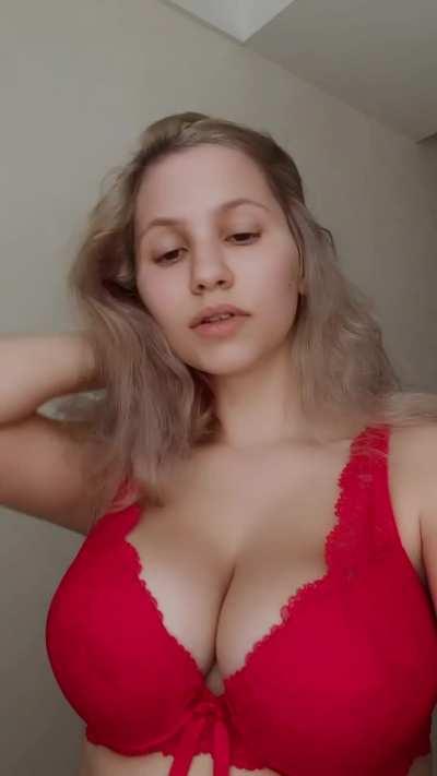 Come play with my jiggly boobs