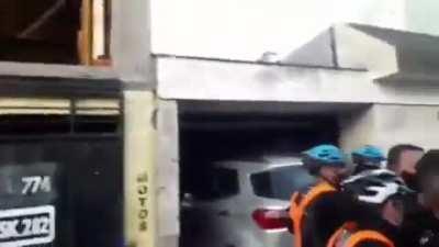 Detienen gente por caminar por la calle