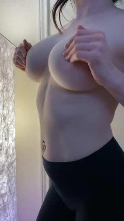 Sideboob is adorbs ☺️