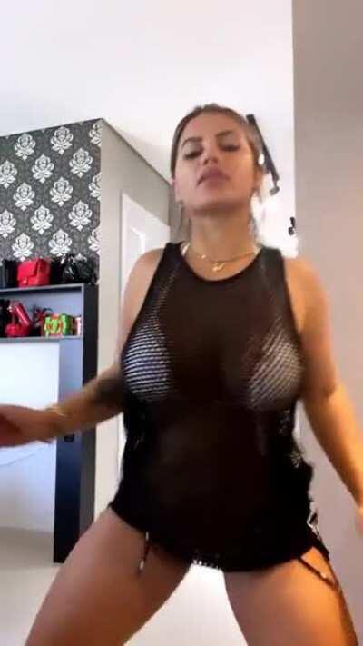 Sil Torra dançando. Essa mulher é uma MILF de respeito.