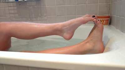 Bath time with my sensual legs and feet 🛁👣
