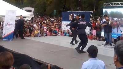 Policías bailando Without Me de Eminem