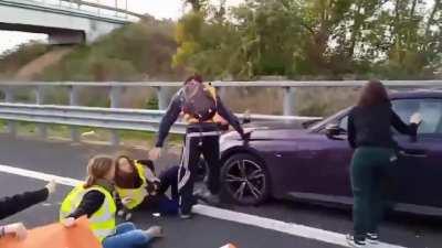 Ooh ne g&uuml;zel eziyo aktivistleri