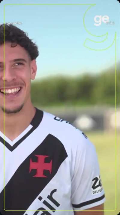 Jogador do Vasco estava dando entrevista no CT e foi interrompido pelas atividades extra-curriculares da vizinhança