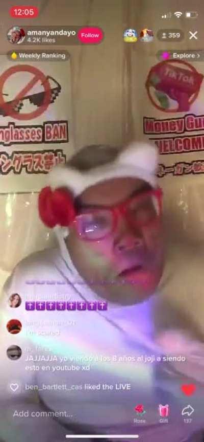 Running a few minutes late to work so I can screencap this live for you 😹