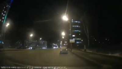 Жители Ижевска, Перми, Казани и Йошкар-Олы делятся кадрами с видеорегистраторов, на которых видно, как НЁХ падает на Землю. Специалисты предполагают, что это метеороид диаметром около метра, который сел в свой болид, влетел в нашу атмосферу и сгорел.