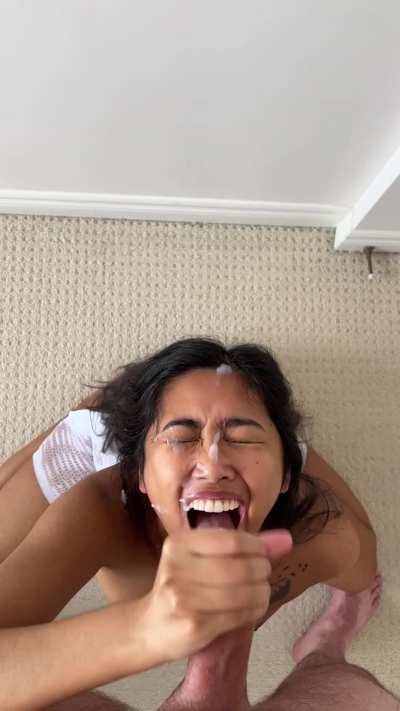 I know how to earn a big load of cum on my face!