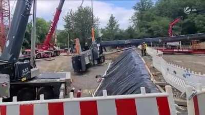 Chain breaks while two men are under the load. Germany, July 2021
