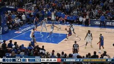 [Highlight] Hardaway Jr gets hit on the head and struggles to get up, but still manages to come down and hit a clutch three before KCP put the Wizards up 4 with 29.2 left