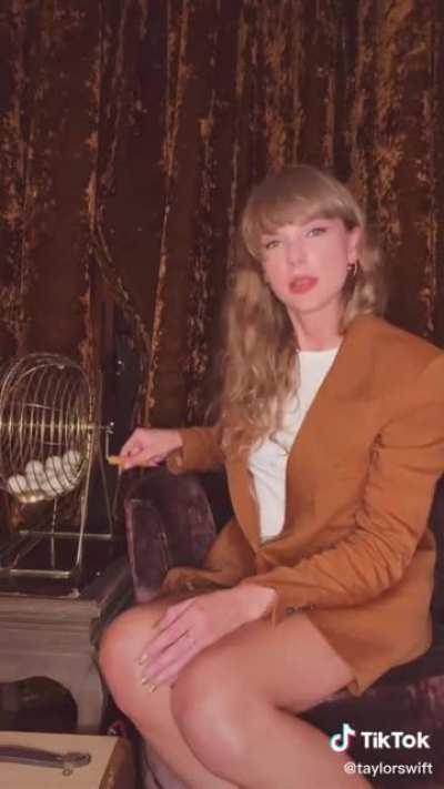 Taylor has posted the first “Midnights Mayhem” video revealing the Midnights tracklist!