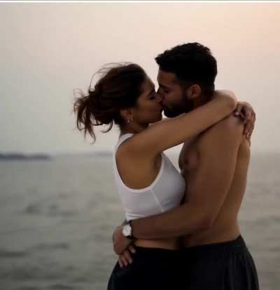 Gehraiyan Deepika kiss scene