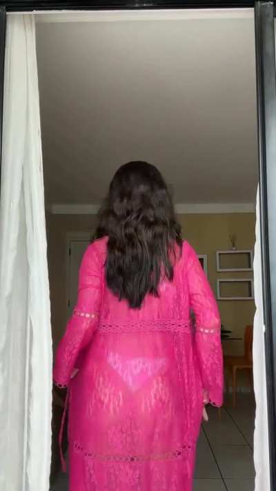 Julia Linhares (@_julialinhares_)