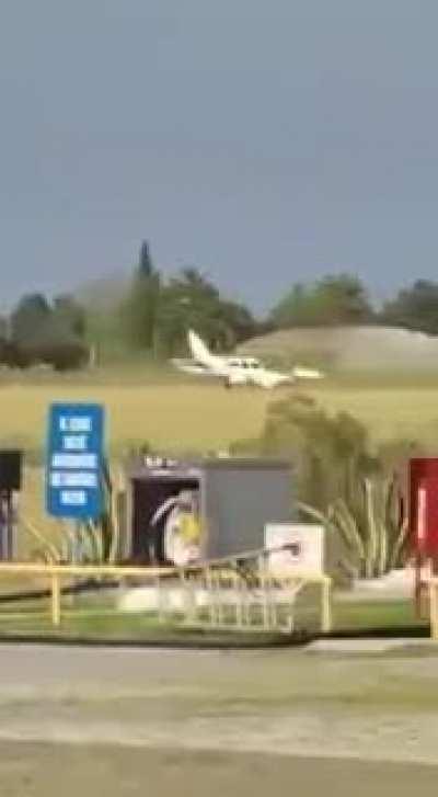 Aterrizaje forzoso en el Aeropuerto de La Plata
